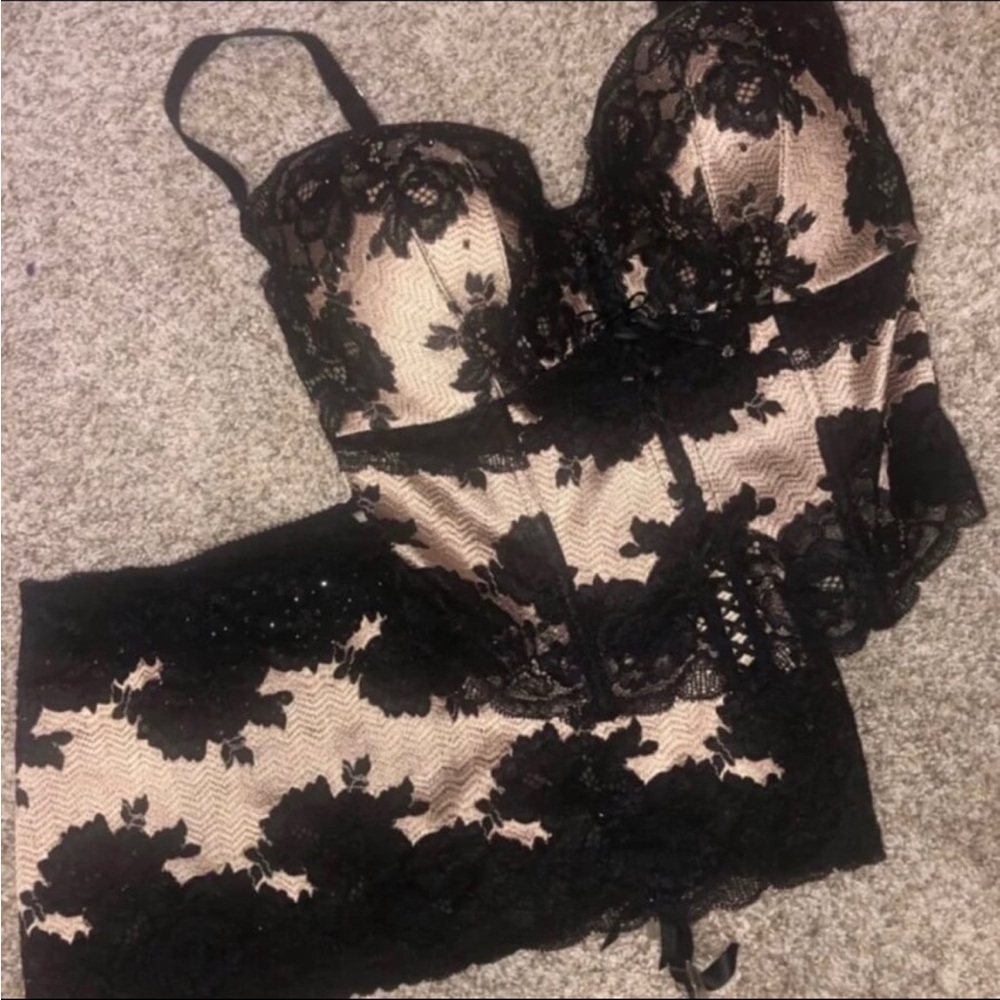 Victoria’ Secret seduction Elegant Black and gold Lace Bustier med garter set